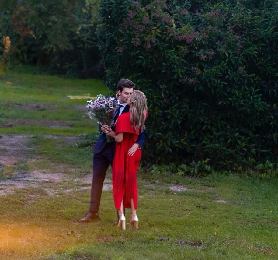 Adriana y Pablo en un jardín