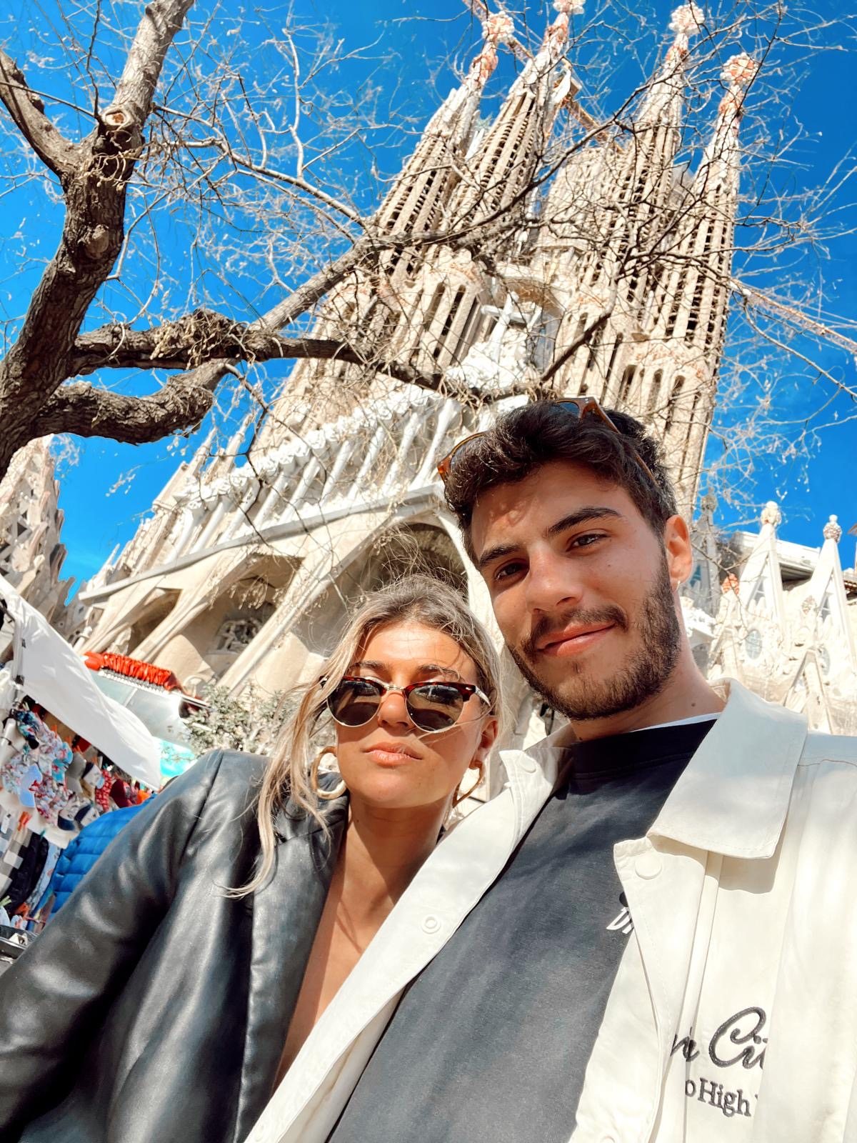 Adriana y Pablo frente a la Sagrada Familia
